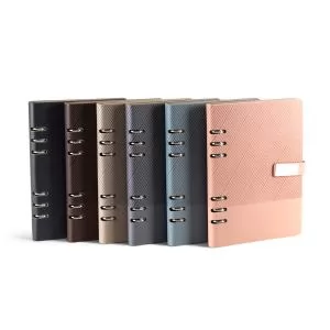 Bloco de Anotações com Pauta Personalizado | Dimensões (L x A x P): 17.9 x 23.2 x 2.8 | Peso = 460 g
