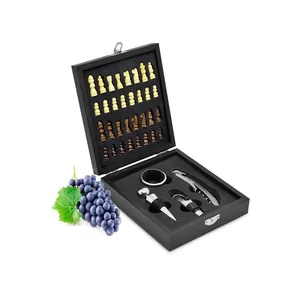 kit Vinho 4 peças com Jogo de Xadrez Personalizado | Dimensões (L x A x P): 14.8 x 16.7 x 4.7 | Peso = 487 g